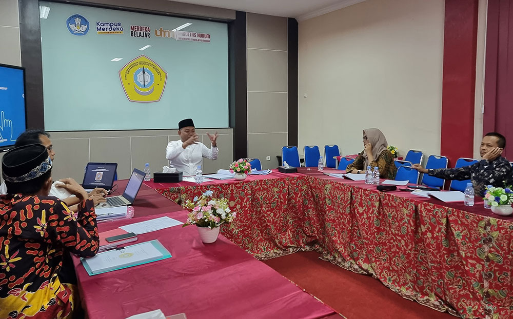Ketua Tim Penguji Semhas Dr. Erma Rusdiana (dua dari kanan) saat menguji H. Syafiuddin.
