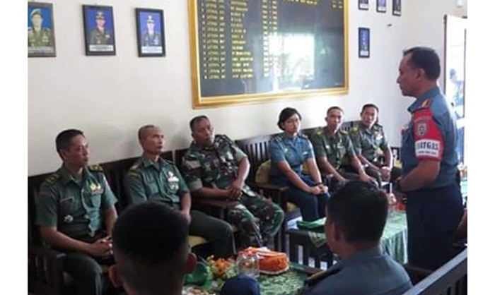 Satgas Letkol Laut Hasto Karnoto saat memberikan sambutan di depan petinggi Kodim 0825.