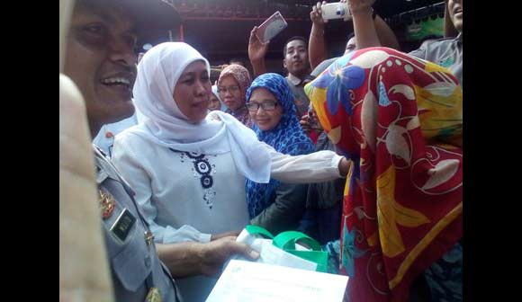 Mensos Khofifah Indar Parawansa ketika di Kantor Pos Jemur Andayani, Surabaya membagikan PKH tahap kedua, Sabtu (25/6).