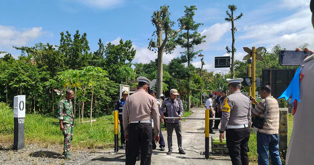 Penutupan perlintasan tanpa palang di Dusun Sendung, Desa Ngaglik, Kecamatan Srengat, Kabupaten Blitar.