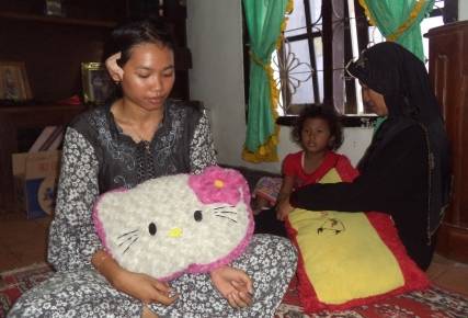BONEKA KENANGAN – Lisa Fauzizah menunjukkan hadiah boneka Hello Kity dari almarhum M Imron Zainuddin, Senin (3/11/2014). foto: nanang ichwan/BangsaOnline

