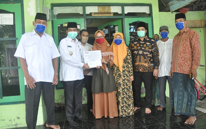 Wabup Moh. Qosim saat bertandang ke rumah Indana Badiah (22), di Desa Sumberejo, Kecamatan Manyar. foto: SYUHUD/ BANGSAONLINE