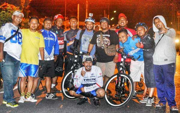 Salah satu komunitas sepeda yang ikut meramaikan Kediri Night Ride?. foto: arif kurniawan/BANGSAONLINE