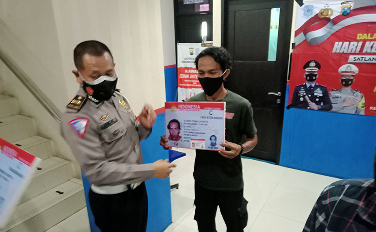 Kabar gembira, Satlantas Probolinggo Kota gratiskan SIM C bagi warga yang lahir pada 17 Agustus. (foto: ist)