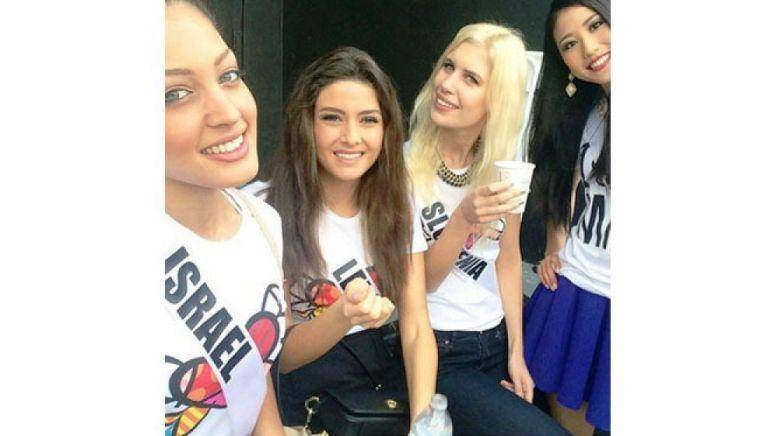 Finalis miss universe 2014 dari Libanon saat selfie bersama finalis dari Israel. foto: detik.com 