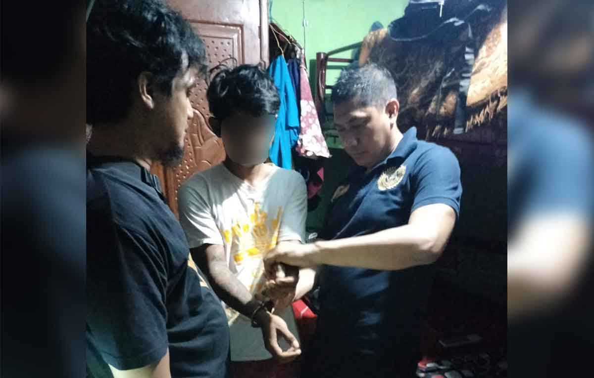 Petugas dari Unit Reskrim Polsek Gubeng saat menangkap salah satu pelaku curanmor di wilayah hukumnya.