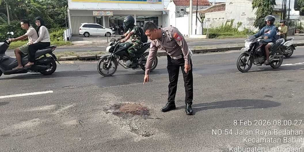 Anggota Satlantas Polres Lamongan saat melakukan olah TKP