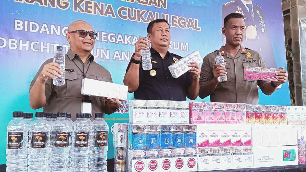 Konferensi pers terkait penindakan yang dilakukan Satpol PP Kota Batu bersama Bea Cukai Malang.