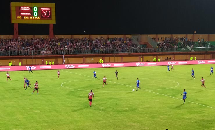 Saat pertandingan antara Madura United Vs Persiraja Banda Aceh di SGMRP di Pamekasan.