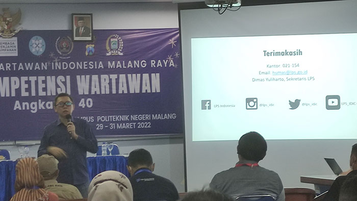 Sekretaris LPS, Dimas Yuliharto, saat menjadi narasumber di giat UKW angkatan ke-40 yang digelar PWI Malang Raya. Foto: YUDI EKO PURNOMO/BANGSAONLINE