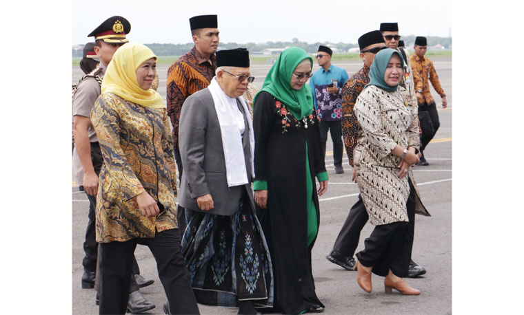 Gubernur Jawa Timur Khofifah Indar Parawansa bersama Pangdam V Brawijaya Mayjend TNI Wisnoe Prasetja Boedi, Wakapolda Jatim Brigjen Djamaludin, Wakil Ketua DPRD Jatim Anik Maslachah, dan juga Sekdaprov Jatim menyambut kedatangan Wakil Presiden (Wapres) RI Ma
