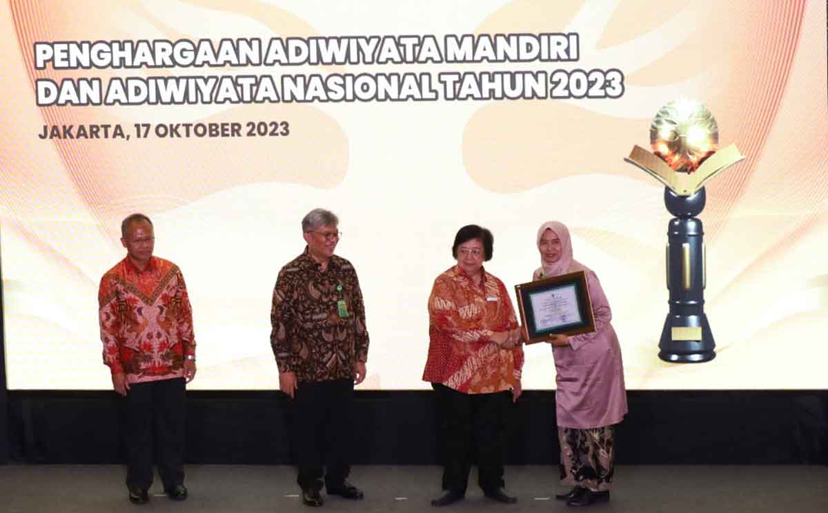 Penyerahan penghargaan Sekolah Adiwiyata Nasional 2023 kepada SMA Al Muslim Sidoarjo di Jakarta. Foto: Ist