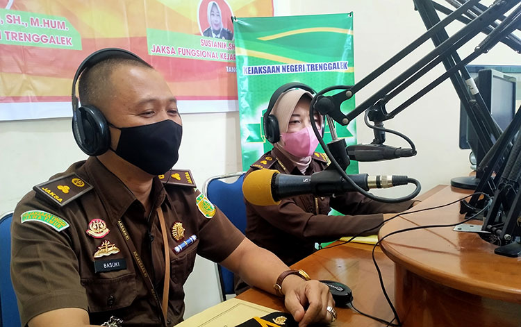 Basuki, Kasi Inteligen Kejari Trenggalek (kiri) dan Susianik, Jaksa Fungsional di Ruang Siaran Radio Praja Angkasa Kabupaten Trenggalek, Selasa (25/5/2021). (foto: HERMAN/BANGSAONLINE)