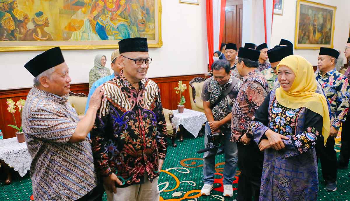 Gubernur Khofifah saat menerima kunjungan kerja Menteri Haji dan Umrah, KH. M. Irfan Yusuf, di Gedung Negara Grahadi, Surabaya.