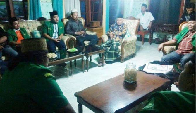 Pengurus Ansor Jombang saat minta penjelasan Ketua PCNU Jombang KH Isrofil Amar. Foto: lensaindonesia