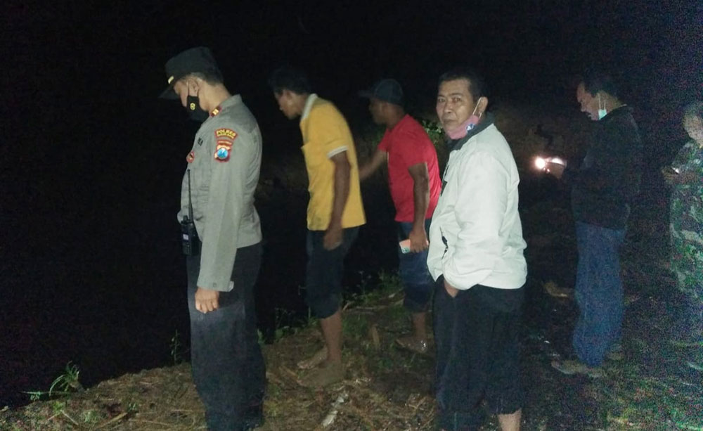 Anggota Forkopimcam Mojo saat berada di lokasi bencana di Desa Blimbing, Kecamatan Mojo, Kabupaten Kediri. foto: ist.
