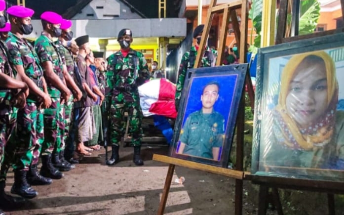 Jenazah keduanya tiba di rumah dukaDesa Sawo, Kecamatan Sukodono, Sidoarjo, sekira pukul 20.00 WIB.