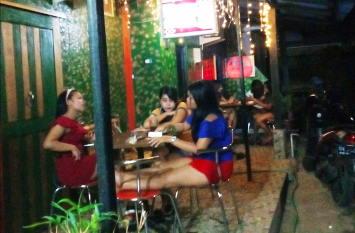 Gadis-gadis muda sedang asyik mangkal di depan salah satu wisma di WP (Warung Panjang).