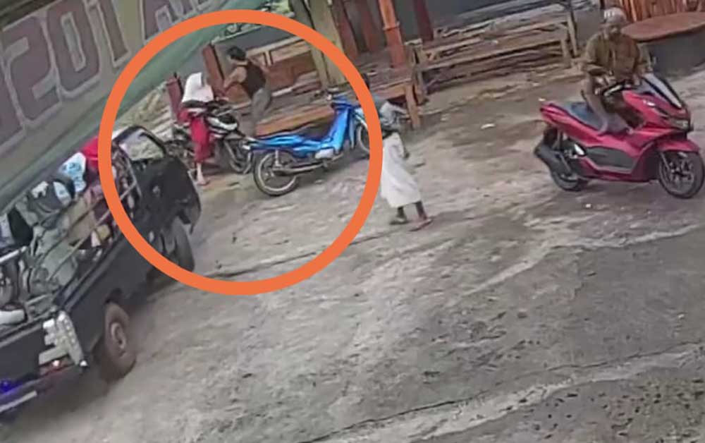 Tangkapan layar rekaman CCTV yang memperlihatkan pelaku memukuli istrinya di depan umum.