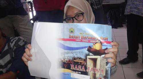Tulisan aksara jawa yang artinya alat kelamin pria. foto: beritajatim.com