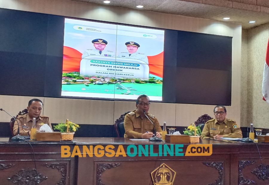 Plt Bupati Gresik, Asluchul Alif (tengah) didampingi Sekda Achmad Washil MT dan Asisten I Suprapto saat beberkan capaian 100 hari kerja. FOTO: SYUHUD/BANGSAONLINE.