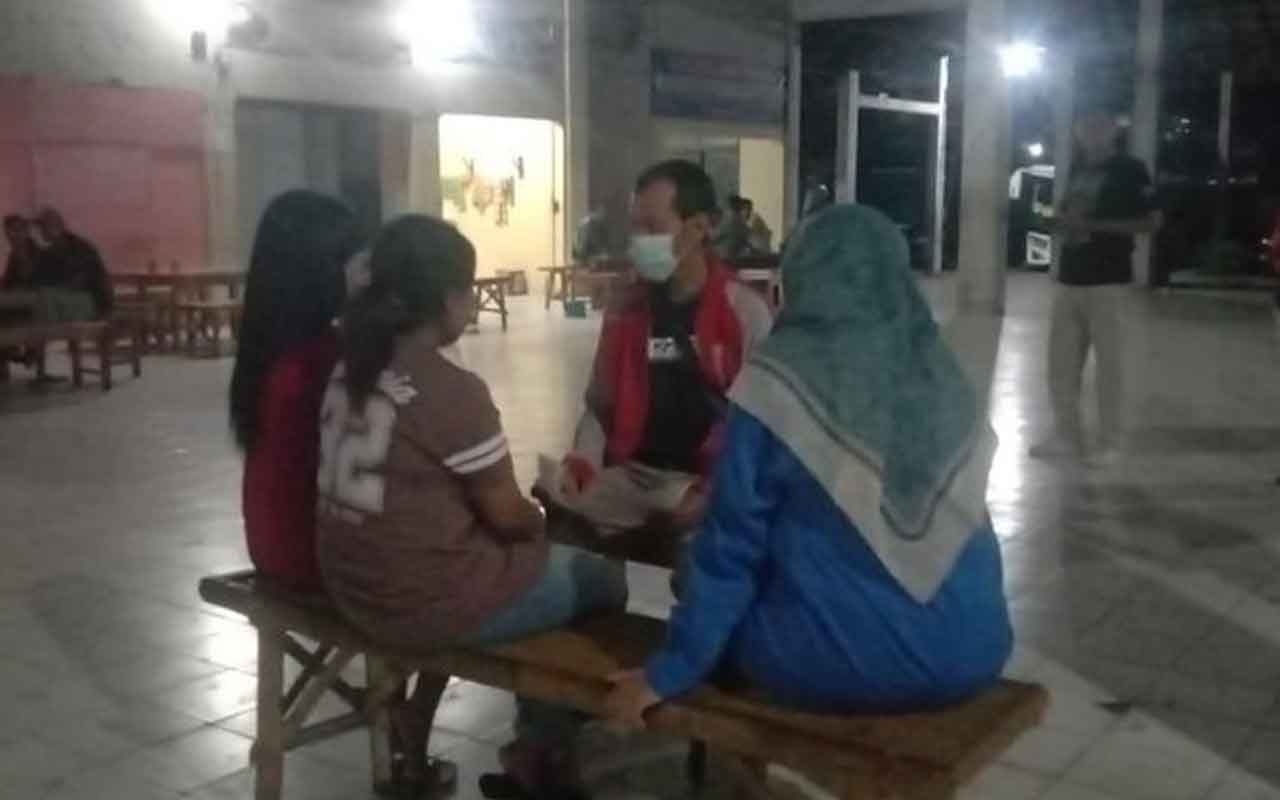 Petugas saat memeriksa beberapa wanita yang diduga sebagai PSK di Eks Terminal Seloaji. Foto: Ist.