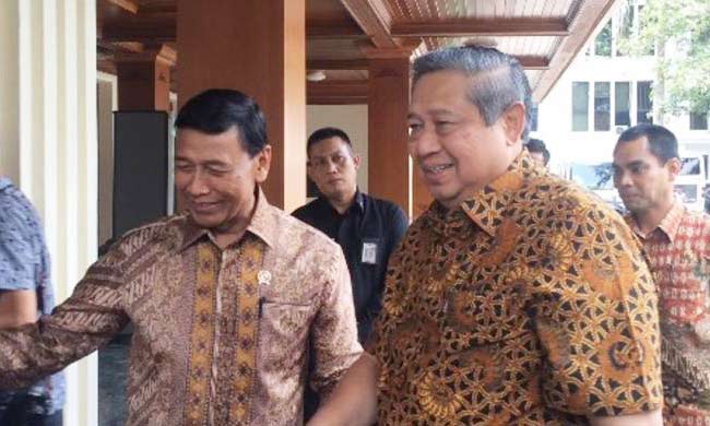 Presiden keenam RI, Susilo Bambang Yudhoyono menyambangi Menkopolhukam Wiranto di Kementerian Koordinator Bidang Politik, Hukum, dan Keamanan, Jakarta, Selasa (1/11).