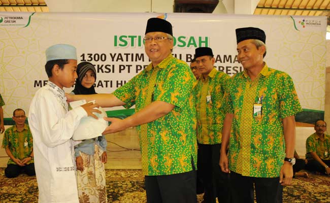 Dirut PT PG, Nugroho Christijanto ketika memberikan sembako murah. foto: SYUHUD/ BANGSAONLINE