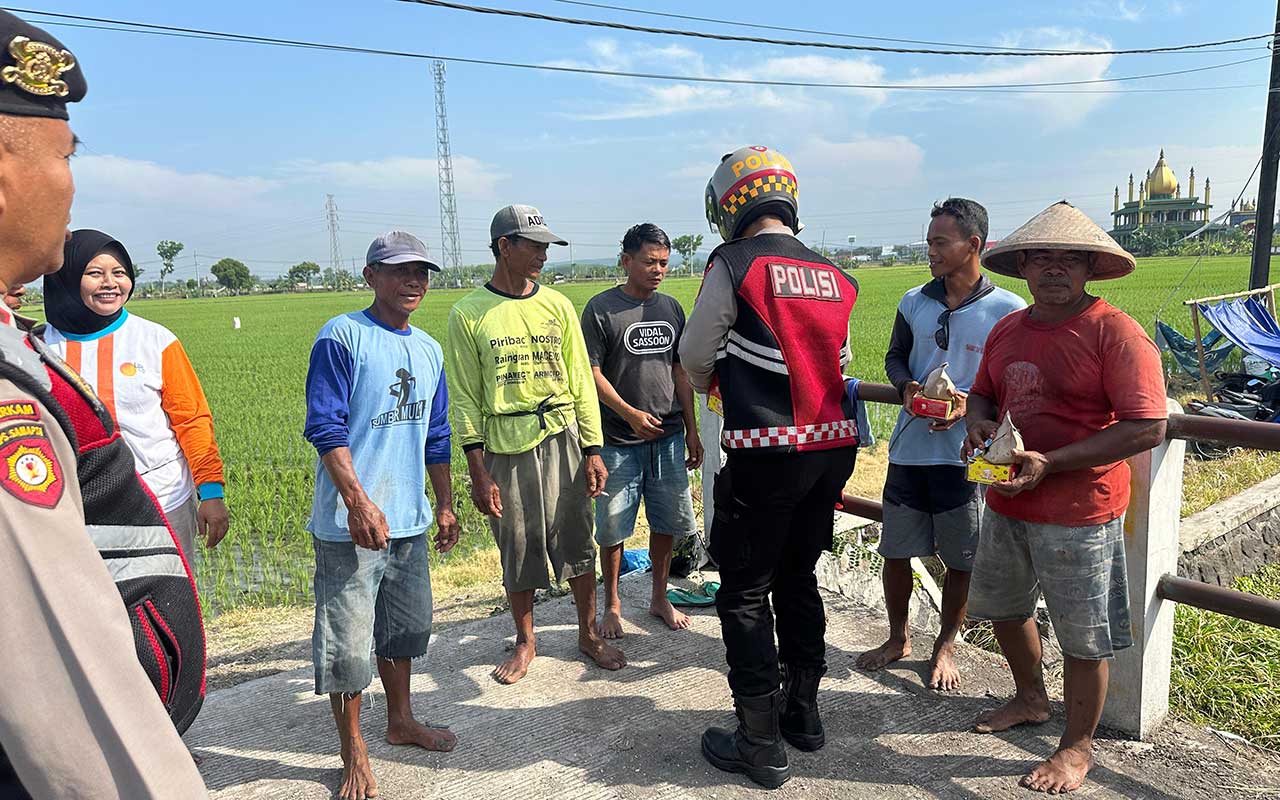 Anggota Sat Samapta polres Ngawi saat melakukan patroli keliling sambil berbagi