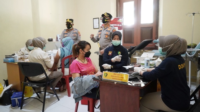 Vaksinasi massal yang digelar oleh Polres Probolinggo Kota.