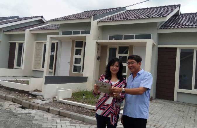 Direktur PT Jade Development Prani Riniwati bersama Komisaris Reynaldo Adrian menjelaskan tipe terbaru rumah dua kamar tidur.