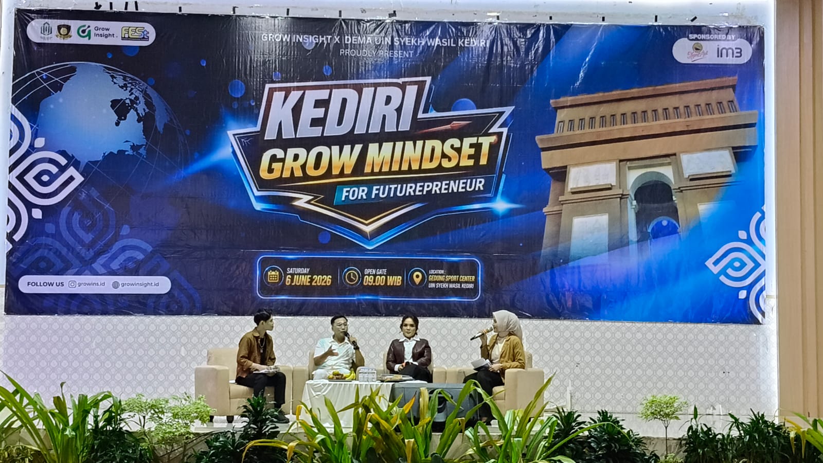 Para narasumber saat menyampaikan materi dipandu moderator. Foto: Muji Harjita/BANGSAONLINE

