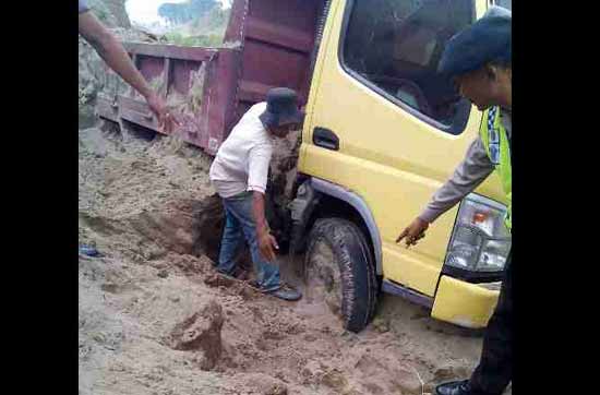 Petugas kepolisian saat melakukan olah TKP dilokasi longsoran yang mengakibatkan seorang meninggal dunia. (dendi martoni/BANGSAONLINE)