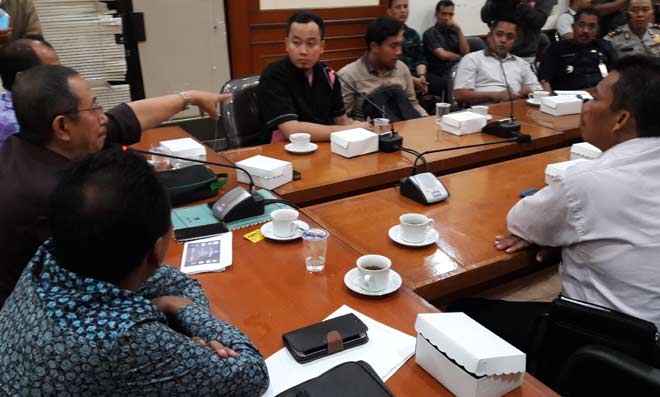 Suasana hearing gabungan Komisi A dan D dengan panitia YVCIG di DPRD Gresik. foto: SYUHUD/ BANGSAONLINE