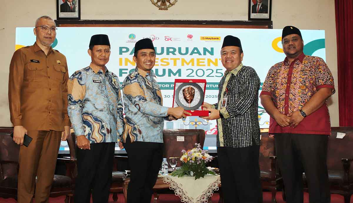 Wali Kota Pasuruan bersama wakilnya saat menghadiri Pasuruan Investment Forum 2025.