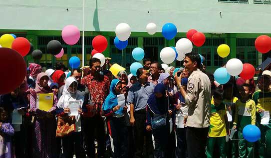Siswa-siswi MINU Unggulan Trate Putri dan MINU Unggulan Trate Putra didampingi orang tuanya menjelang pelepasan balon berisi cita-cita mereka. foto: much shopii/ BANGSAONLINE