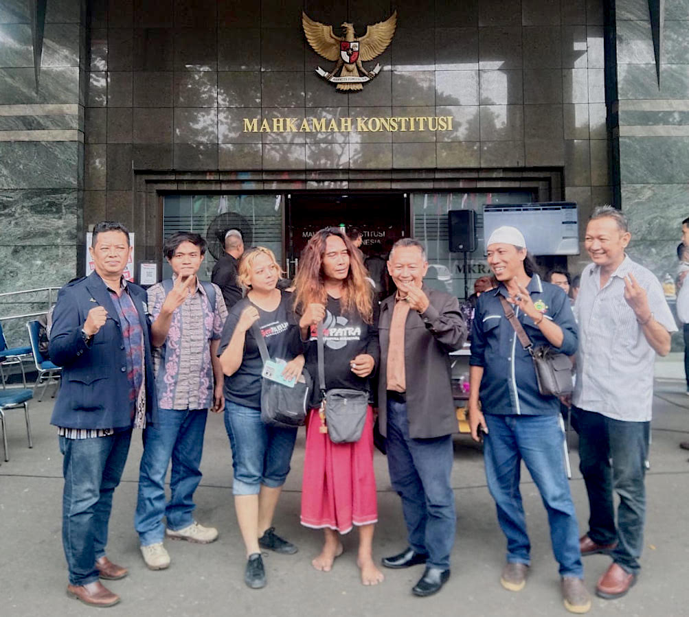 Irfan Choirie (tiga dari kanan) bersama Ali Candi GenPTRA dan tim hukum saat di gedung Mahkamah Konstitusi. Foto: Ist.