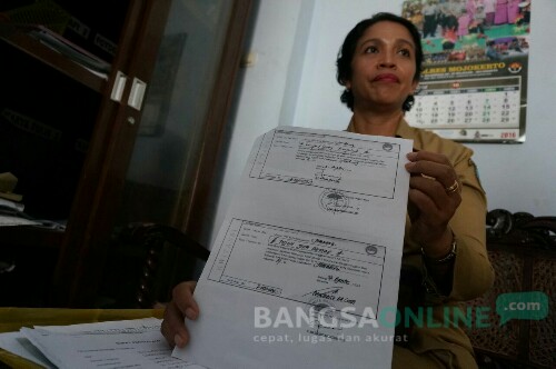 Sekretaris Kokpit Jombang, Olvy R Loedji menunjukan kuitansi pemotongan bantuan pemerintah terhadap warga eks Timor Timur, selasa (25/10). Foto : rony.s/bangsaonline