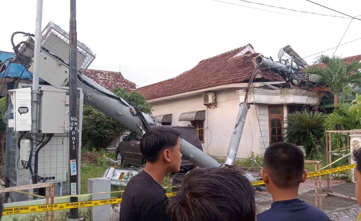 Tiang seluler ambruk akibat angin kencang yang menimpa rumah dan mobil di Sidoarjo, Kamis (12/1/2023)