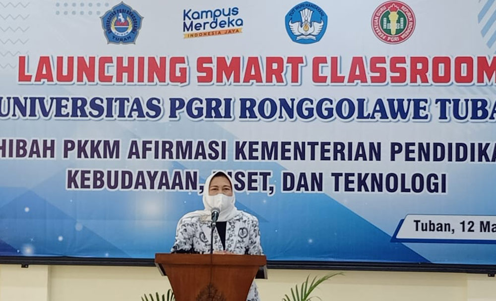 Rektor Unirow Tuban Prof. Dian Nurtjahyani saat memberikan sambutan usai launching smart classroom, Minggu (13/3).