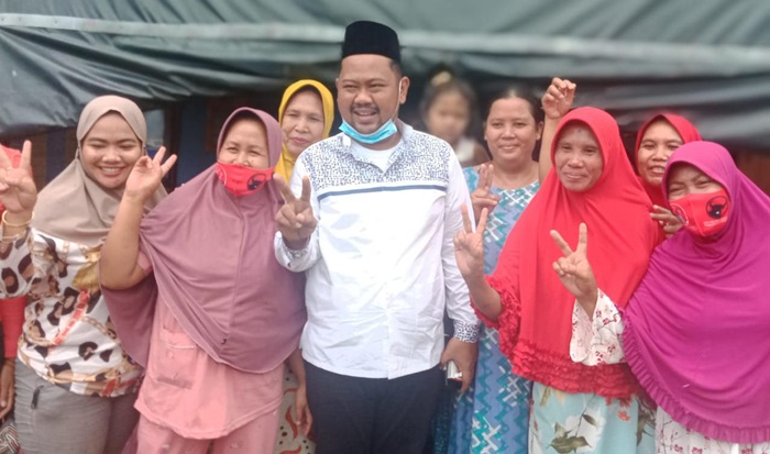 Gus Yani bersama emak-emak pendukung. foto: ist.