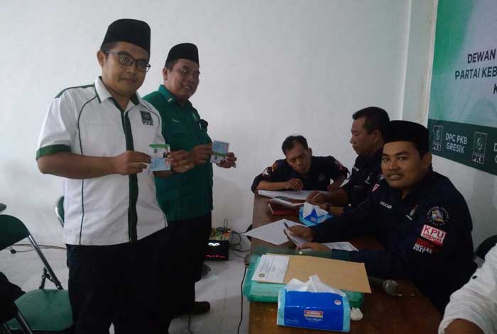 Sekretaris PKB Gresik Imron Rosidi bersama jajaran pengurus menunjukkan KTA saat verifikasi faktual.