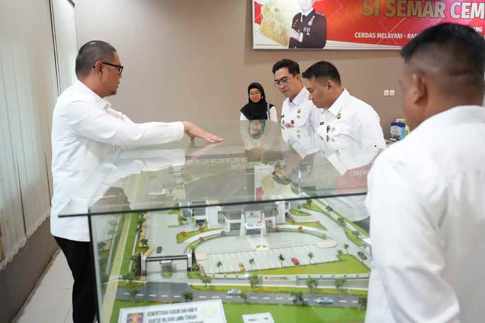 Peserta studi tiru Kantor Imigrasi Kediri saat melihat maket gedung baru Kantor Imigrasi Semarang. (Ist)
