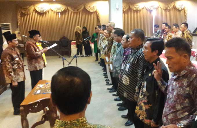 Bupati Gresik Sambari Halim Radianto saat mengambil sumpah. foto: SYUHUD/ BANGSAONLINE