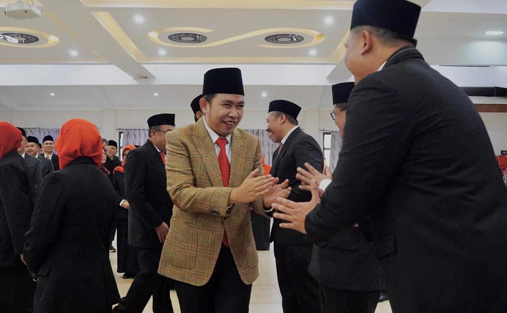 Bupati Jember, Muhammad Fawait, saat menyalami kepala puskesmas yang dilantik.