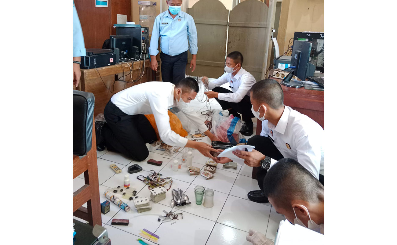 Dari 13 kamar yang digeledah, petugas menemukan sejumlah barang yang 