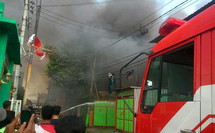 Kebakaran salah satu gudang di Pasar Krempyeng, Wedoro, Waru, Sidoarjo.