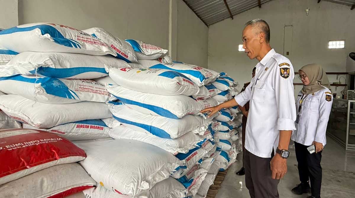 Kepala Disperdagin Kota Kediri, M. Ridwan, saat meninjau stok pupuk subsidi. Foto: Ist