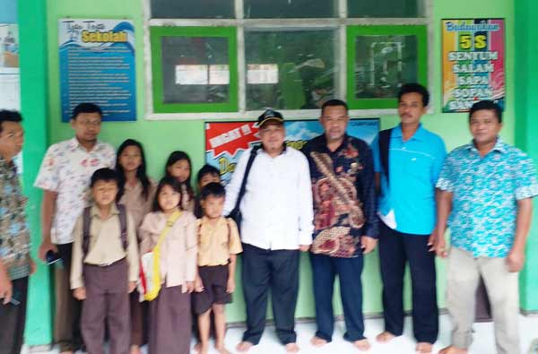 Irwan Setiawan saat di SDN 1 Campoan, mendapati hanya ada 6 Siswa dan 2 guru yang datang ke sekolah. foto: Irwan for BANGSAONLINE