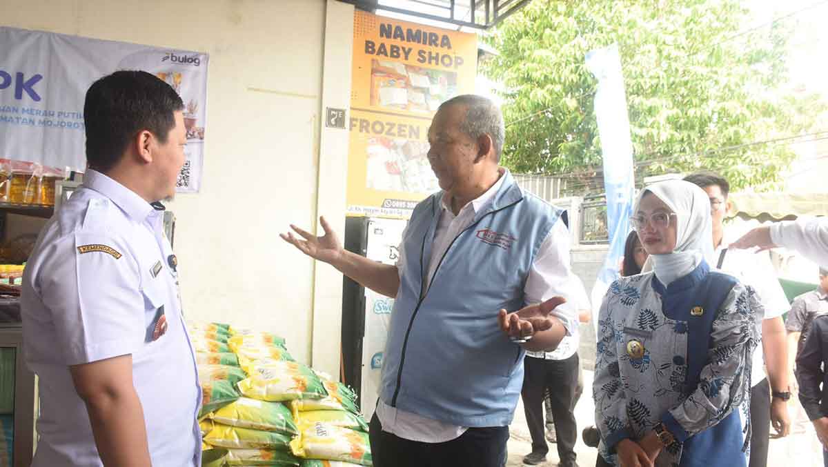 Wali Kota Kediri bersama Staf Ahli Bidang Ekonomi Maritim Kementerian Koordinator Bidang Pangan saat meninjau Koperasi Kelurahan Merah Putih di Kelurahan Bandar Kidul. Foto: Ist